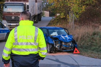 Suzuki fährt in Traktoranhänger - 