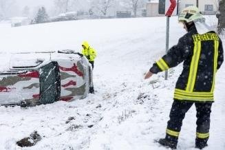 Suzuki überschlägt sich - Straße gesperrt - 