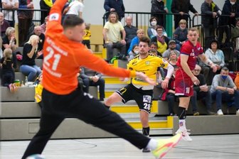 SV 04 enttäuscht gegen starkes Hannover - Bei der knappen 32:33-Niederlage gegen Spitzenreiter TuS Vinnhorst (im Bild Louis Hertel beim Wurf) machte der SV 04 Oberlosa eine wesentlich bessere Figur als am Mittwochabend. Nun soll es gegen Braunschweig wieder aufwärts gehen für die Schwarz-Gelben.