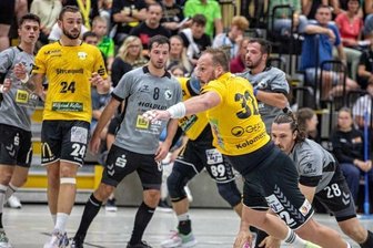 SV 04 hat harte Nuss zu knacken - Geballte Offensivpower verkörpert der Oberlosaer Jakub Kolomaznik, der hier eins der 80 Tore im Hinspiel gegen Halle erzielt.