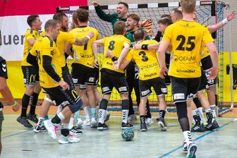 SV 04 Oberlosa: Erstes Topspiel früh in der Saison - So wollen die Oberlosaer Fans ihre Mannschaft auch am Samstagabend nach dem Spiel gegen den USV Halle jubeln sehen.