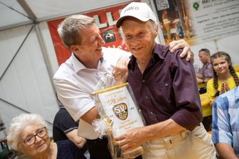 SV 04 Oberlosa feiert mit 7000 Gästen - Manfred Gerbeth (rechts) ist einer der ältesten noch lebenden Handballer des SV 04 Oberlosa, der bei der Festveranstaltung vom Vereinsvorsitzenden Bernd Märtner geehrt wurde.