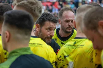 SV 04 Oberlosa: Gegen Tabellenführer MTV Braunschweig wäre sogar etwas drin gewesen - Coach Ladislav Brykner (Mitte) wollte sich mit seinem SV 04 Oberlosa nicht beim Tabellenführer in Braunschweig verstecken. Ein gelungener Auftritt.