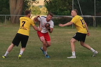 SV 04 Oberlosa, HC Einheit und VFC Plauen: Handballer spielen gegen Fußballer auf Großfeld beim Oberlosaer Sport- und Sommerfest - Einheit-Kapitän Maximilian Krüger (am Ball) tankt sich im Feldhandball-Stadtderby gegen den gastgebenden SV 04 Oberlosa durch.