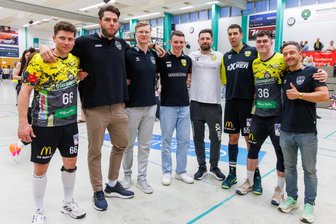 SV 04 Oberlosa verabschiedet sich mit einer Niederlage von der alten Heimat - Abschiedsfoto: Nicht nur Trainer Ladyslav Brykner (5. von links) verlässt den SV 04 nachder Saison; von links: Miroslav Nedoma, Leos Petrovsky, Nico Schneider Betreuer Nick Hertel, Ladyslav Brykner, Petar Puljic, Aleksander Olkowski und Betreuer Sebastian Huber-Vetter.