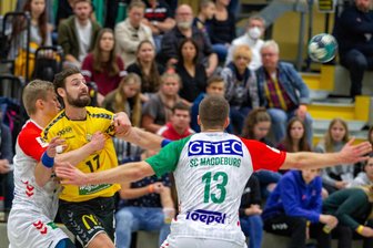 SV 04 Oberlosa: Warum der Trainer des Spitzenreiters den Hut vor seinen Jungs zieht - Das Foto von 2022 zeigt Ladislav Brykner (gelbes Trikot) als Spieler des SV Oberlosa. Inzwischen ist er Trainer, hatte nach der Erkältungswelle in der Mannschaft aber zur Sicherheit für Freitag die Sporttasche gepackt. Sein Einsatz machte sich aber nicht nötig.