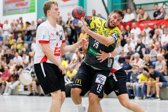 SV 04 Oberlosa will in der 3. Handball-Liga wieder zurück in die Erfolgsspur - Augen zu und durch: Oberlosas Leoš Petrovský am Ball.