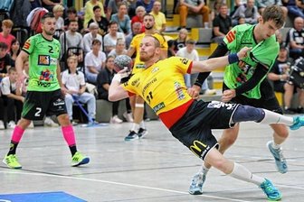 SV 04 setzt erstes Zeichen - Nach ausgeglichener erster Halbzeit (13:13) drehten die Oberlosaer um Libor Hanisch (am Ball) im zweiten Durchgang gegen den HSV Apolda mächtig auf. Am Ende stand ein klarer 33:22-Auftakterfolg für die Vogtländer.
