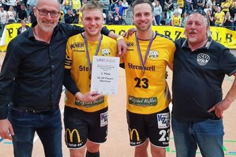 SV 04 verabschiedet Legenden - Torsten Wetzel (2. von links) und Paul Richter (2. von rechts) haben sich in die Herzen von Rico Michel (links), Lutz Petzold (rechts) und der Oberlosaer Fans gespielt.