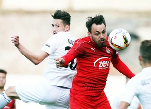 SV Elversberg trennt sich 1:1 vom FSV Zwickau - Kampf um jeden Zentimeter: Zwickaus Robert Berger schirmt den Ball vor SVE-Torjäger Mijo Tunjic (links) ab.