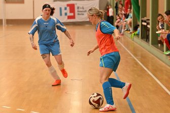 SV Fortschritt Glauchau: Warum der elfte Hallencup in Mülsen noch lange in Erinnerung bleiben wird - Lisa Hahn (rechts) verlor mit dem SV Waldenburg zwar das Gruppenspiel gegen den SV Fortschritt Glauchau. Am Ende sprang für ihr Team jedoch Platz 2 im zehn Mannschaften starken Feld der Frauen heraus.