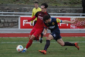 SV Fortschritt Lunzenau: Knappe Niederlage gegen den HFC Colditz im letzten Heimspiel des Jahres - Elias Loth (r.), hier gegen den Führenden der Torschützenliste, Matty Goldammer, machte als Innenverteidiger bei den Gästen auf sich aufmerksam.