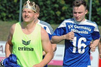 SV Germania Mittweida: Abschied mit Krone und Binde - Bis zuletzt haben die Verantwortlichen von Germania Mittweida bei Nils König (l.) um eine weitere Saison in der Landesklasse geworben. Am Sonntag wurde er direkt nach der Halbzeitpause verabschiedet - und beim Auslaufen bekam der Torjäger noch ein Gewand sowie eine Krone.