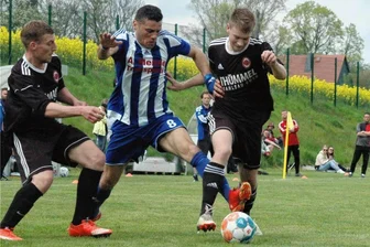 SV Germania Mittweida: Gegnerische Fußballtrainer äußern Unmut über "interne Transfers" im Saisonfinale - Mohanad Salim (M.), hier im Heimspiel gegen Fortuna Langenau, gehört in der Regel zum Landesklasse-Kader von Germania Mittweida. Am vergangenen Sonntag lief er für die zweite Mannschaft gegen Altmittweida auf, die den Tabellenführer der Mittelsachsenliga mit 3:1 bezwang und die Entscheidung im Titelrennen vertagte.