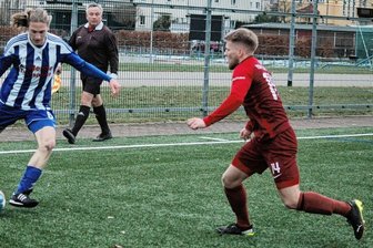 SV Germania Mittweida: Klarer Erfolg trotz vieler Fehler - Moritz Eismann (l.), hier im Duell gegen Florian Berger, brachte die Mittweidaer in Führung und zeigte eine ansprechende Leistung.