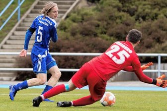 SV Germania Mittweida läuft zur Höchstform auf - Nach schöner Vorarbeit trifft Moritz Eismann (l.) zur 1:0-Führung. BSC-Schlussmann Martin Werner streckt sich vergeblich. 