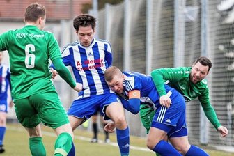SV Germania Mittweida stolpert im Osterzgebirge - Glücklos in Pretzschendorf: Germania-Kapitän Franz Weinert (2. v. r.) unterlief gegen Empor Hartmannsdorf ein Eigentor, Adrian Wild (2. v. l.) scheiterte bei einigen guten Torchancen.