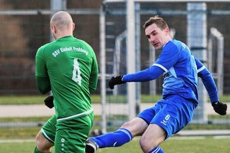 SV Germania Mittweida: Von der Skipiste auf den Fußballplatz - Nach den Testspielen gönnten sich einige Mittweidaer Kicker noch eine kurze Pause. Thomas Wiedemann (r.), hier in der Partie gegen Einheit Frohburg, war mit einigen Teamkollegen zur aktiven Erholung in den Alpen.