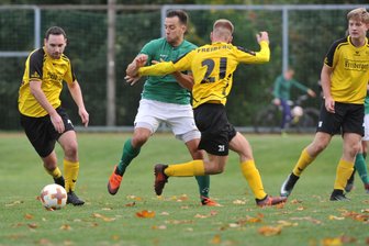 SV Lichtenberg gegen BSC Freiberg: Klarer Sieger im Derby - Fußball SV Lichtenberg (grün)  mit Danny Kluge  im Spiel gegen die Mannschaft des BSC Freiberg mit Meik Mehner, Patrice Göll und Hans Rudolph (v.l). 