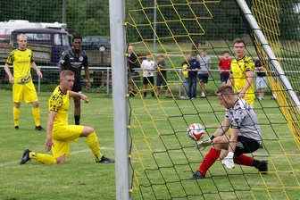 SV Lok Glauchau-Niederlungwitz: Gemischte Gefühle nach dem Sachsenpokalspiel gegen den VFC Plauen - Lok-Torhüter Ole Matti Schmidt ist bei dieser Szene aus der ersten Halbzeit zur Stelle. Am Ende musste er sich allerdings zehnmal geschlagen geben.