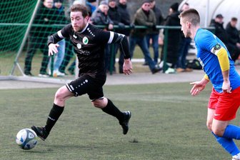 SV Merkur Oelsnitz: Abschließender Test beim FSV Motor Marienberg - Merkurs Routinier Willi Schreiner (links/im Duell mit Yannick Schuberth vom SV Froschbachtal) muss mit seinem Team nach Marienberg.