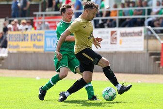 SV Merkur Oelsnitz will sich mit einem Sieg von den Fans verabschieden - Robert Hofmann (links/hier im Spiel gegen Auerhammer) hängt im Sommer seine Fußballschuhe an den Nagel.