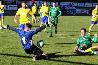 SV Merkur will beim ESV Lok Zwickau Positivtrend fortsetzen - Am zehnten Spieltag der Fußball-Landesklasse sind Vincent Bobach - im Foto im grünen Trikot beim Schuss auf das Tor von Blau-Gelb Mülsen, den Keeper Moritz Tomann aber pariert - und seine Teamkameraden von Merkur Oelsnitz am Sonntag im Zwickauer Ortsteil Marienthal beim Tabellendritten ESV Lok zu Gast.