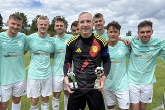 SV Mosel klärt mit Last-Minute-Tor die Abstiegsfrage in der Fußball-Westsachsenliga - Sebastian Springer vom SV Mosel (vorn) wurde am Sonntag vor dem Spiel nachträglich als „Spieler der Hinrunde der Freien Presse“ geehrt. Auch nach dem Abpfiff gab‘s Grund zur Freude.
