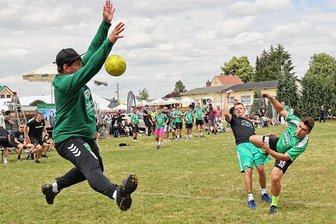 SV Oberlosa präsentiert sich zum Sportfest in Aufbruchstimmung - Die Handballer der zweiten Mannschaft des SV 04 Oberlosa (grüne Trikots) legten am Samstag zum Turnier um den Cupra-Cup gegen die Gäste aus Lommatzsch alles rein. Am Ende reichte es dennoch nicht zum Sieg.