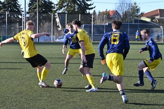 SV Planitz: „Spieler der Woche“ macht mit Doppelpack Überraschung in der Fußball-Westsachsenliga perfekt - Pascal Simon (im gelben Trikot mit der Nummer 7) hat beim Planitzer Auswärtssieg in Neukirchen seine Saisontore Nummer 4 und 5. erzielt.