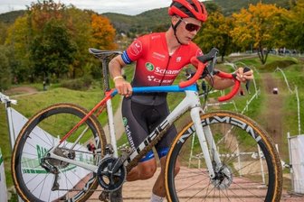 SV Remse stellt den Bundesliga-Meister - Beim Radcross muss Tom Lindner - hier beim Bundesliga-Rennen in Bad Salzdetfurth - sein Fahrrad auch manchmal tragen. 