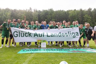 SV Tanne steigt auf: Ein großer Fußballtag für Thalheim - Großer Jubel nach Spielende: Der SV Tanne Thalheim steigt in die höchste sächsische Spielklasse, die Landesliga, auf.