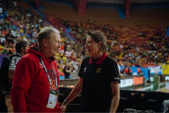 SV Union Milkau: Vereinschef ist bei den Olympischen Spielen in Frankreich dabei - In Belém freute sich Andreas Wagner (l.) mit Susann Drechsel, der Teammanagerin für den Frauenbereich, über die Olympia-Qualifikation der deutschen Basketballerinnen. Nun ist der Milkauer auch bei den Spielen in Frankreich dabei.