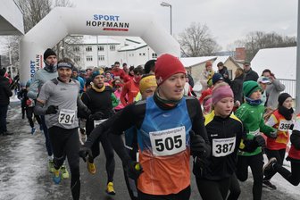 SV Vorwärts Zwickau: Fünf Altersklassenerfolge beim Neujahrsberglauf in Falkenstein - Das Foto vom Samstag zeigt die Teilnehmer des Falkensteiner Neujahrsberglaufes kurz nach dem Start.