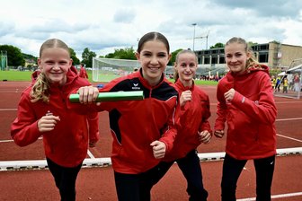 SV Vorwärts Zwickau wird für Mammutprogramm mit zahlreichen Medaillen belohnt - Luna Daßler, Maily Martina – die für das Foto die verhinderte Startläuferin Miriam Sobotka vertrat –, Stella Steckel und Svea Seidel (von links) holten als Staffelzweite eine von 18 Medaillen für den SV Vorwärts Zwickau bei der Regionalmeisterschaft.
