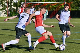 SV Waldenburg gegen Traktor Neukirchen: Was man rund ums Kreispokalfinale wissen sollte - Im Halbfinale bei Motor Zwickau-Süd hatte Eik Salzbrenner (Mitte) mit einem verwandelten Elfmeter zum 2:0 für den SV Waldenburg für die Entscheidung gesorgt.