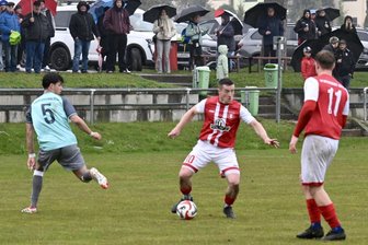 SV Waldenburg richtet Kreispokalendspiele aus: Was schon feststeht und was noch offen ist - Der Waldenburger Christian Schade (am Ball) und seine Mitspieler haben die Chance auf ein Kreispokalfinale daheim.