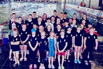 SV Zwickau 04 überzeugt nicht nur als Ausrichter - Die Bezirksmeisterschaft in der Glück-Auf-Schwimmhalle war für die jungen Sportlerinnen und Sportler des ausrichtenden SV Zwickau 04 ein erfolgreiches Heimspiel.