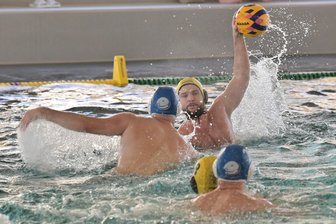 SV Zwickau 04: Warum der Saisonstart der Zweitliga-Wasserballer eine historische Dimension hatte - Der Zwickauer Kapitän Max Wüstner (am Ball) und seine Teamkameraden holten am Wochenende die volle Punktzahl.
