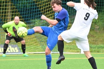 SVA wartet weiter auf Punkte - Mit dem Thalheimer Pressing hatten die Kicker des SV Auerhammer - hier Konrad Erwin Schlegel (l.) gegen Thalheims Leo Pampel - immer wieder ihre Probleme. Am Ende siegten die Tannen mit 2:0.