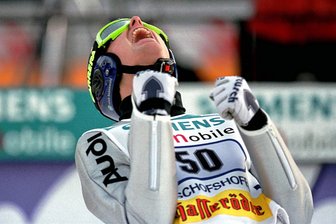 Sven Hannawald exklusiv zur 72. Vierschanzentournee: „Wenn nicht jetzt, wann dann?“ - Sven Hannawald jubelt am 6. Januar 2002 nach seinem historischen Tournee-Vierfachsieg in Bischofshofen.