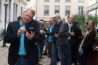 Sven Krüger geht: Die Amtszeit des Oberbürgermeisters von Freiberg in Bildern - Der Abend seiner Wahl zum Oberbürgermeister von Freiberg am 21. Juni 2015 war für Sven Krüger bereits sehr arbeitsintensiv.