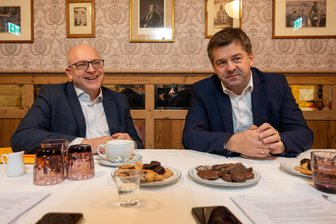 Sven Schulze zu Sven Schulze: Manchmal denke ich, dass der Leidensdruck noch nicht groß genug ist - Der eine (links) ist seit 2021 Oberbürgermeister von Chemnitz und SPD-Mitglied, der andere (rechts) seit 2021 Sachsen-Anhalts CDU-Chef und Minister für Wirtschaft und Landwirtschaft - und beide heißen Sven Schulze. Die „Freie Presse“ brachte sie zum ersten gemeinsamen Interview in einem Leipziger Kaffeehaus zusammen.