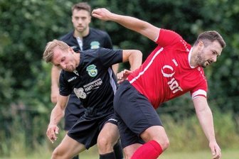 SVL in Spiellaune - Nach zwei Spielen ohne Sieg haben die Lichtenberger um Spielertrainer Robert Miersch (l.), hier in einem früheren Testspiel gegen den VfB Annaberg, wieder drei Punkte eingefahren. 