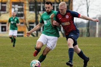 SVL sucht weiter nach Erfolgserlebnis - In der zweiten Hälfte hielten die Lichtenberger besser dagegen. Hier behauptet Danny Kluge (l.) den Ball gegen Tom Reißig.