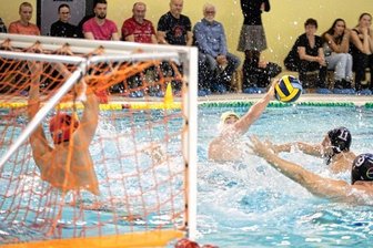 SVV gleich zweimal im tiefen Westen gefordert - Laurence Bolman (am Ball) gewann mit seinem SVV Plauen das Hinspiel gegen Uerdingen. Auch auswärts will man am Samstag im Spitzenspiel die Nase vorn haben. Am Tag danach spielt der SVV in Bochum. 