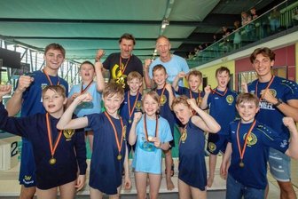 SVV-Nachwuchs bejubelt Flohcup-Sieg - Sascha Wolf (2. Reihe links) und Max Beuchert (2. Reihe rechts) vom Bundesligateam des SVV Plauen übergaben beim Wasserfloh-Polo-Cup die Medaillen. Als Sieger konnte das Duo dabei den Nachwuchs des eigenen Vereins auszeichnen, der von Steven Fischer (hinten rechts) und René Weise (hinten links) betreut wurde. 