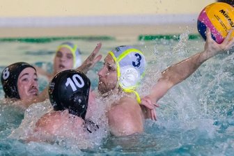 SVV nimmt weiter Fahrt auf - Felix Üblacker (am Ball) war im Spiel gegen Neukölln mit sechs Treffern erfolgreichster Torschütze des SVV Plauen. Mit den Siegen gegen Neukölln II und Wedding haben die Vogtländer erstmals in dieser Spielzeit die Tabellenspitze der 2. Liga erklommen. 