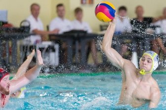 SVV Plauen ist wieder erstklassig - Sascha Wolf (rechts) nimmt Maß. Auch im Sonntagsspiel gegen den SV Cannstatt ließen die Plauener keine Zweifel daran aufkommen, dass sie die Punkte zu Hause behalten wollten.