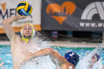 SVV Plauen: „Jetzt kommen die wichtigen Spiele“ - Johannes Schilling (am Ball), Kapitän der Plauener Erstliga-Wasserballer, will mit seinem Team gegen Würzburg den Klassenerhalt perfekt machen.